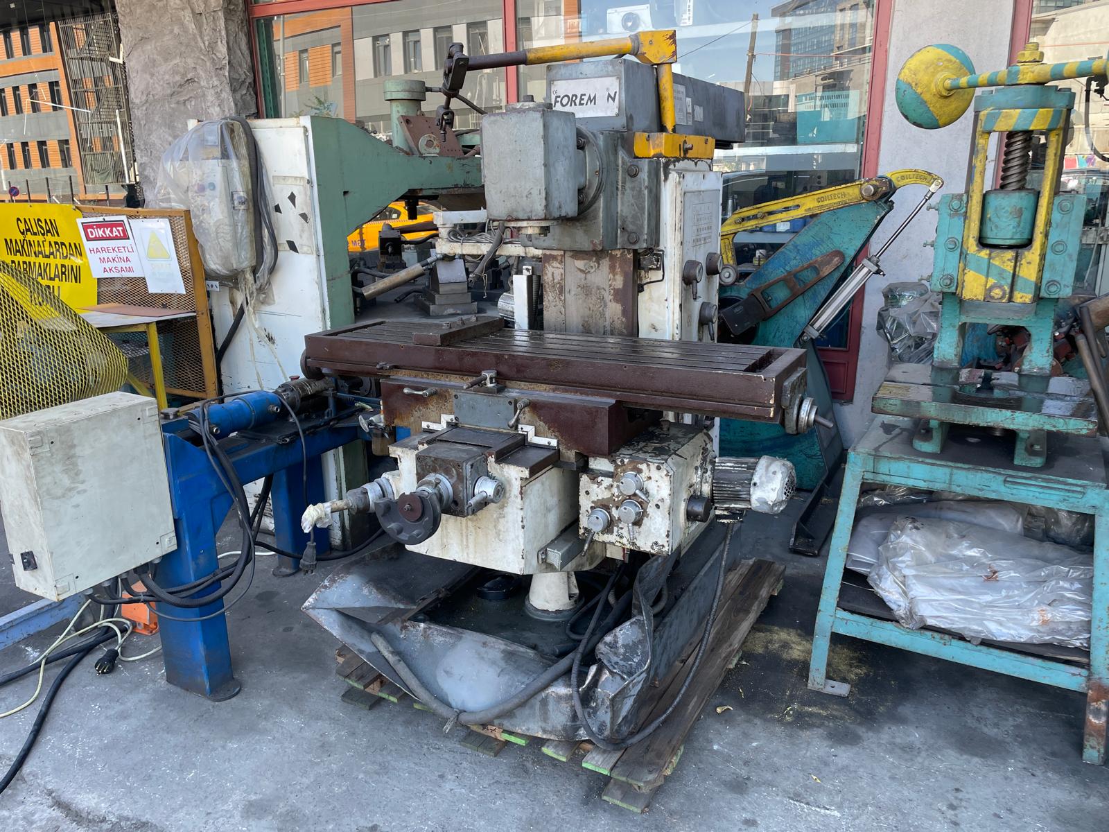 Foreman UDF470-A milling machine KB5220
